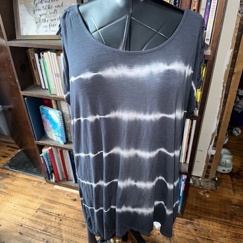 Livi Active blue tie dye lace up 18/20 Athleisure knit top